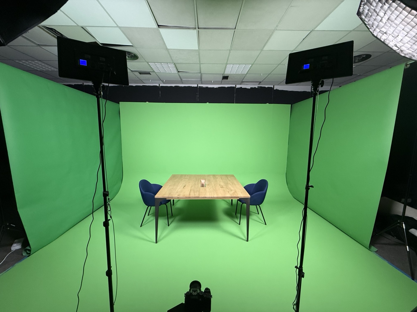 Le studio illustre! avec cyclorama fond et sol vert